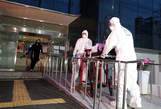 ‘코로나19 집단 감염’ 한사랑요양병원 응급환자 이송