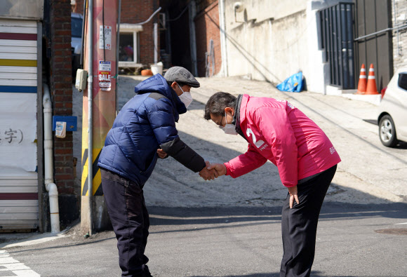 구기동 골목에서 주민 만나는 황교안
