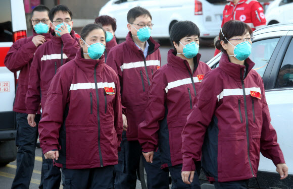 중국의 감염병 전문의 팀이 18일(현지시간) 이탈리아 밀라노의 말펜사 공항에 도착해 시내로 향하고 있다. 밀라노 EPA 연합뉴스 