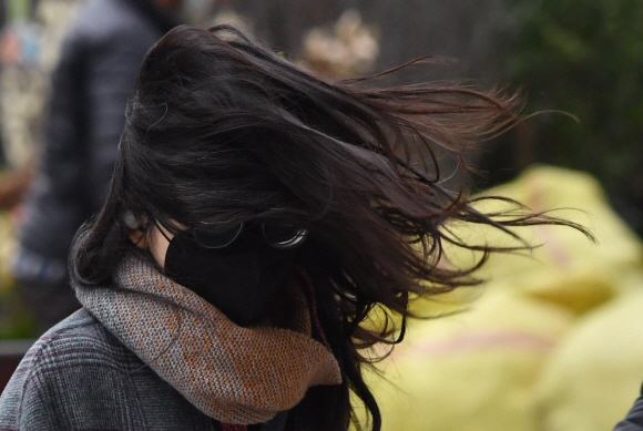 강풍이 불어닥친 19일 서울 광화문에서 시민들이 강한 바람에 맞서며 출근길을 재촉하고 있다. 2020.3.19 박지환기자 popocar@seoul.co.kr