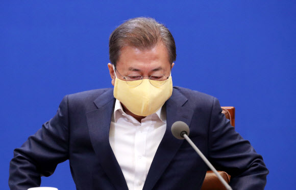 굳은 표정의 문 대통령