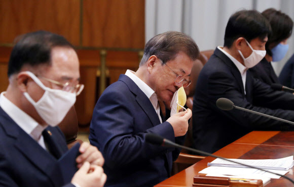 굳은 표정의 문 대통령