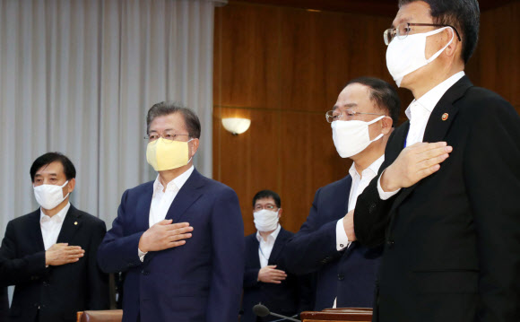 문 대통령, 비상경제회의 소집