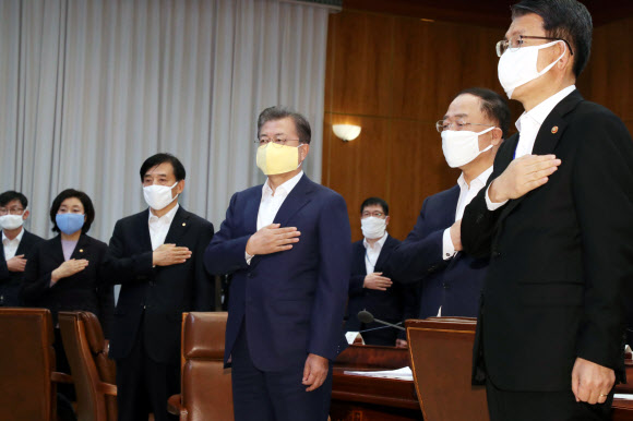 문 대통령, 코로나19 1차 비상경제회의