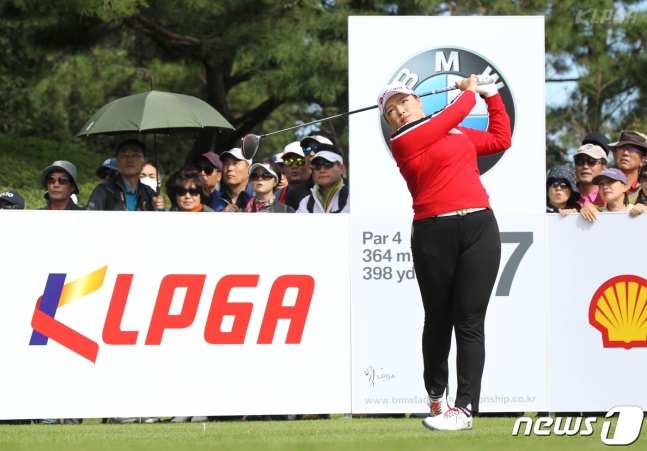 지난해 10월 27일 부산 기장군 KLPGA 인터내셔널 부산에서 열린 BMW 챔피언십 4라운드 7번홀에서 장하나가 티샷하고 있다. [서울신문 DB]