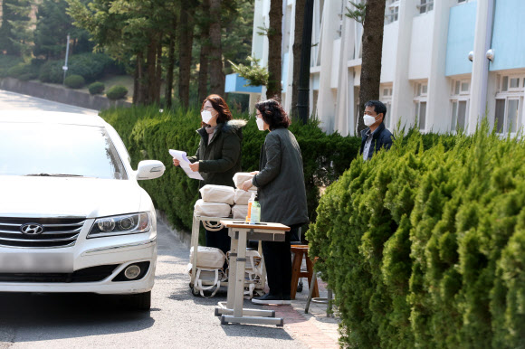 드라이브 스루 방식 교과서 배부