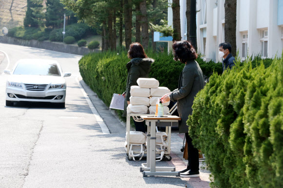 드라이브 스루 방식 교과서 배부