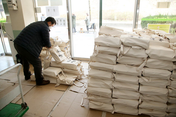 교과서 배부 준비하는 교사