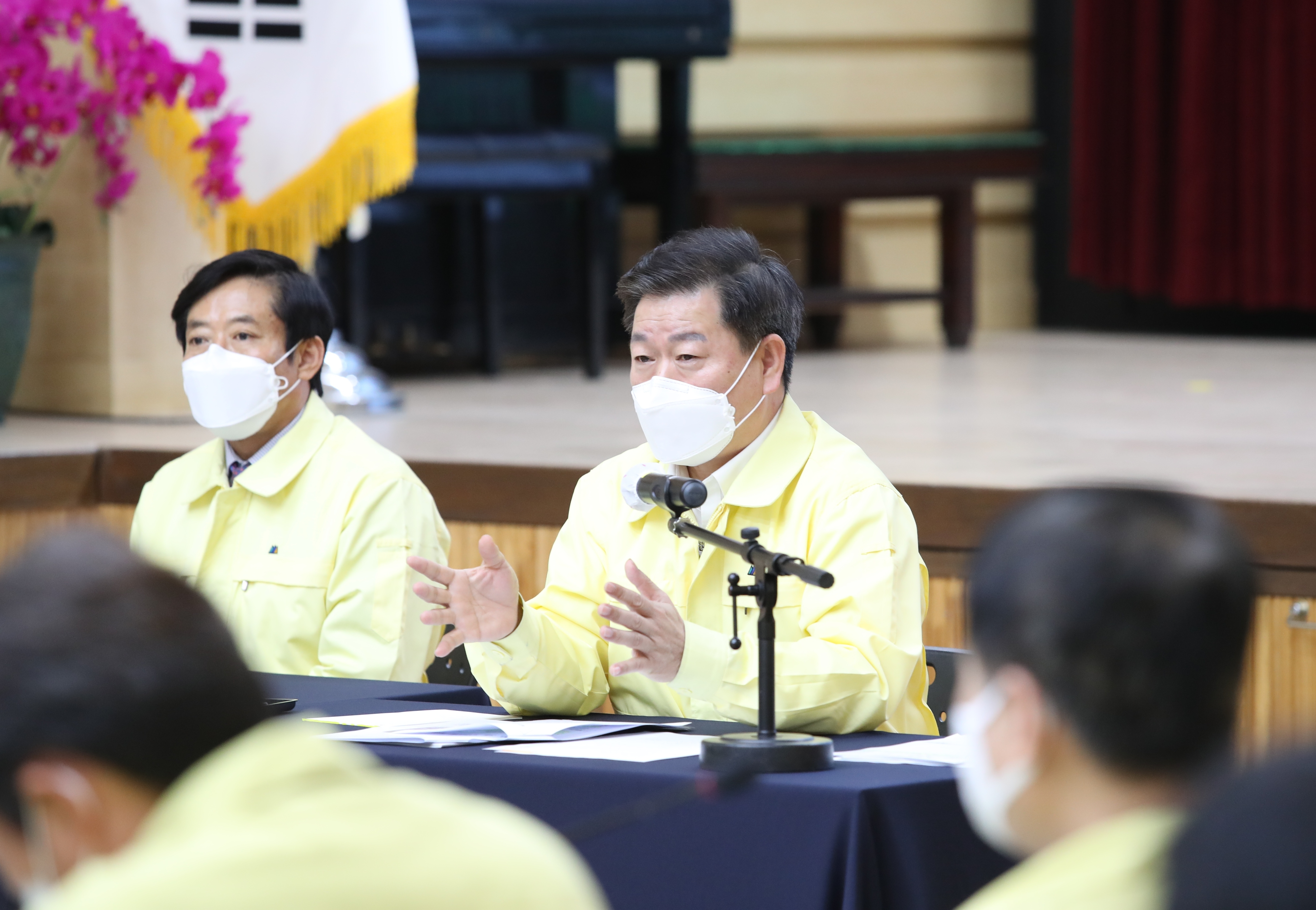 박승원(오른쪽) 시장이 사회적 거리두기보다 사회 공동체 협력체계를 강조했다. 광명시 제공 