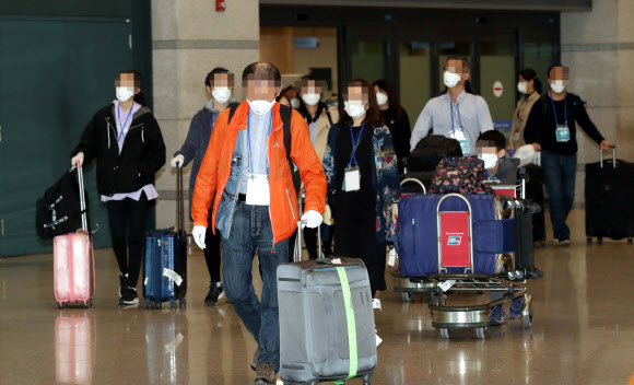 이란 교민들이 19일 오후 인천국제공항 1터미널을 통해 귀국하고 있다. 이들은 18일(현지시간) 밤 이란 테헤란에서 출발했고, 아랍에미리트(UAE) 두바이를 경유해 이날 오후 인천공항에 도착했다. 2020.3.19  연합뉴스