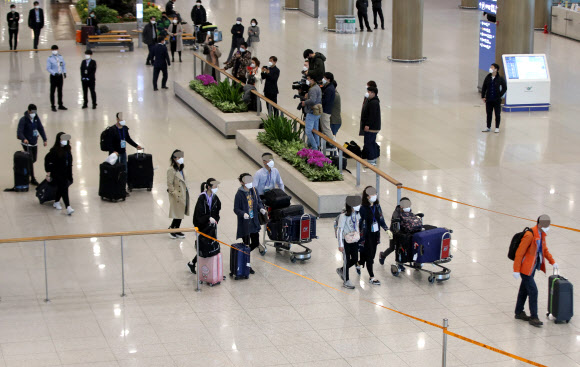 이란 교민들이 19일 오후 인천국제공항 1터미널을 통해 귀국하고 있다. 이들은 18일(현지시간) 밤 이란 테헤란에서 출발했고, 아랍에미리트(UAE) 두바이를 경유해 이날 오후 인천공항에 도착했다. 2020.3.19  연합뉴스