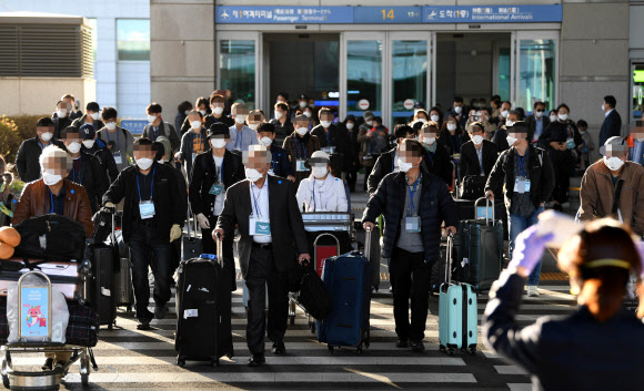 이란 교민과 이들의 이란 국적 가족들이 19일 오후 인천국제공항 1터미널을 통해 귀국한 뒤  경기도 성남 코이카(KOICA) 연수센터로 이동하는 차량에 탑승하기 위해 이동하고 있다. 이들은 18일(현지시간) 밤 이란 테헤란에서 출발했고, 아랍에미리트(UAE) 두바이를 경유해 이날 오후 인천공항에 도착했다. 2020.3.19  연합뉴스
