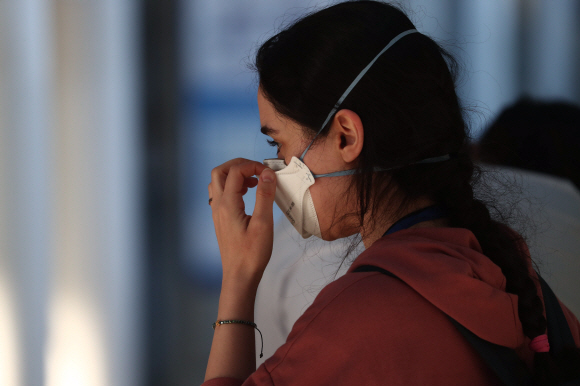 이란 교민 가족 여성이  19일 오후 인천국제공항 1터미널을 통해 귀국하고 있다. 이들은 18일(현지시간) 밤 이란 테헤란에서 출발했고, 아랍에미리트(UAE) 두바이를 경유해 이날 오후 인천공항에 도착했다.2020.3.19.    이종원 선임기자 jongwon@seoul.co.kr