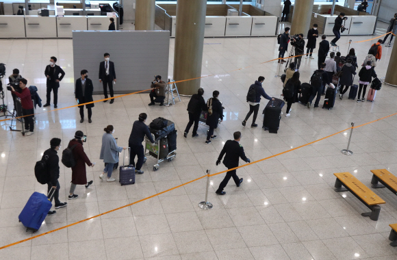 19일 인천국제공항에 도착한 이란 교민과 가족 등 80명이 입국장을 걸어 나오고 있다. 이들은 18일(현지시간) 밤 전세기를 타고 이란 테헤란에서 출발해 아랍에미리트(UAE) 두바이를 경유한 뒤 이날 인천공항에 도착했다. 이종원 선임기자 jongwon@seoul.co.kr