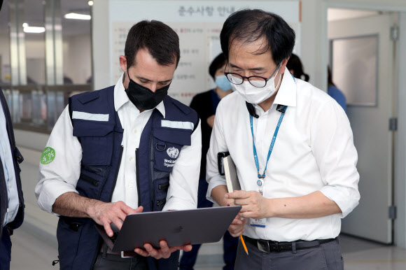 서울의료원 방문한 WHO 자문위원단