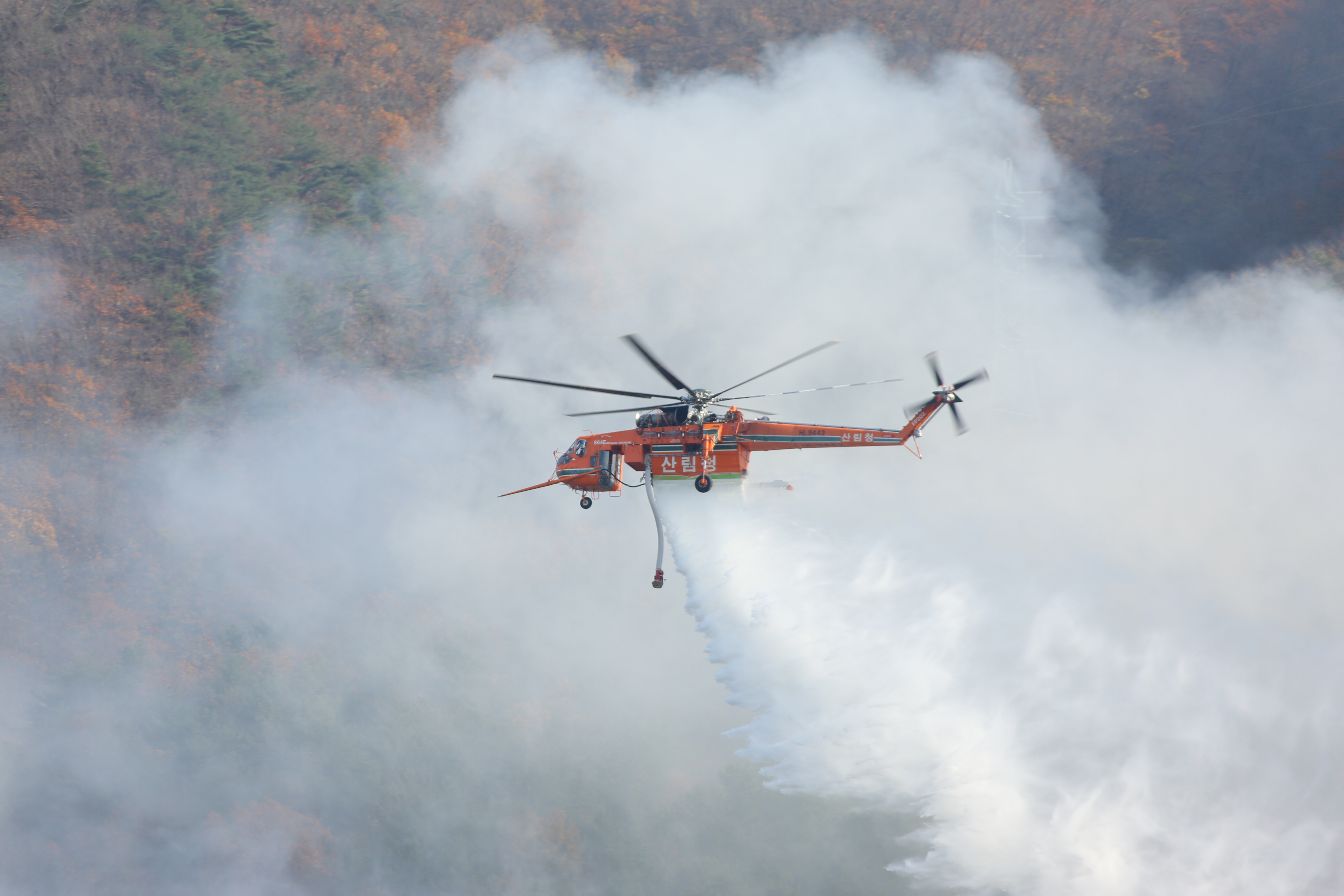 산림청 헬기가 울산 울주군 산불을 잡으려고 물을 뿌리고 있다. 산림청 제공.