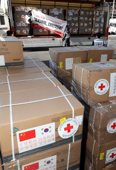 중국 정부 기증 마스크와 방호복.. 전국으로