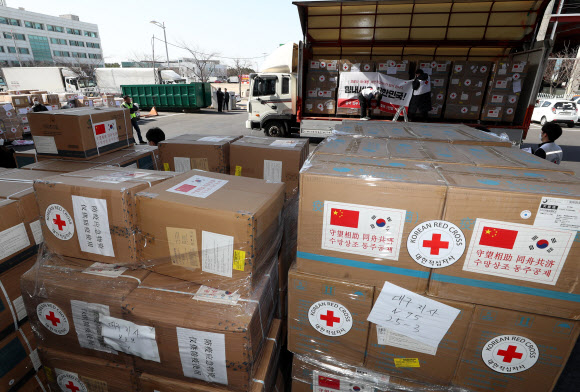 전국에 배부되는 중국 정부 기증 마스크와 방호복