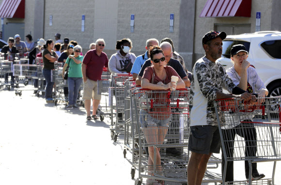 19일(현지시간) 미국 뉴욕 브루클린에 위치한 코스트코에서 신종 코로나바이러스 감염증(코로나19)의 확산을 대비해 식료품을 구비해 놓으려는 쇼핑객들로 붐비고 있다. AP 연합뉴스