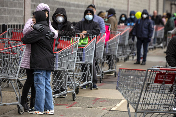 19일(현지시간) 미국 뉴욕 브루클린에 위치한 코스트코에서 신종 코로나바이러스 감염증(코로나19)의 확산을 대비해 식료품을 구비해 놓으려는 쇼핑객들로 붐비고 있다. AFP 연합뉴스