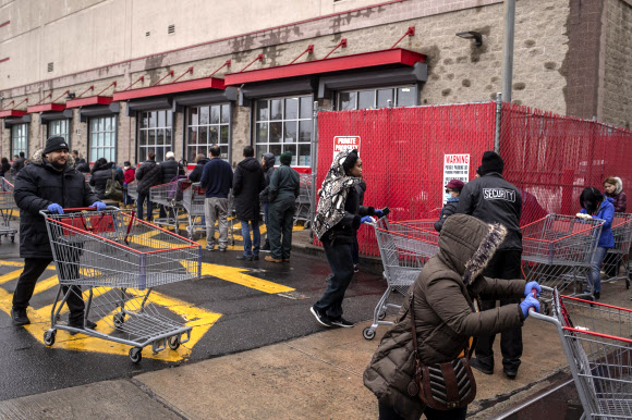 19일(현지시간) 미국 뉴욕 브루클린에 위치한 코스트코에서 신종 코로나바이러스 감염증(코로나19)의 확산을 대비해 식료품을 구비해 놓으려는 쇼핑객들로 붐비고 있다. AFP 연합뉴스