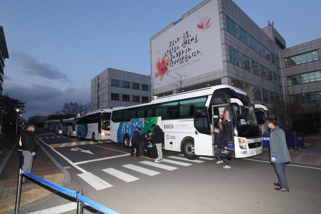 코로나19 상황이 심각해지고 있는 이란에서 귀국한 교민 등 80여 명이 19일 오후 경기도 성남시 코이카(KOICA) 연수센터에 들어서고 있다. 연합뉴스 