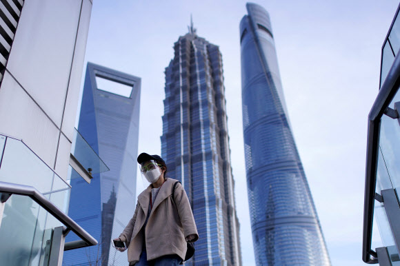 마스크 쓴 시민이 지나가는 상하이 시내의 모습-로이터 연합뉴스