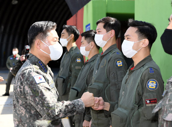 제8전투비행단 방문한 원인철 공군참모총장