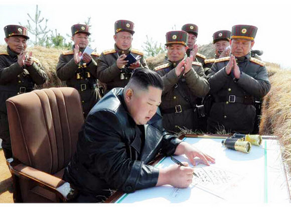 서부전선대연합부대 포사격대항경기 지도한 김정은, 친필 수여