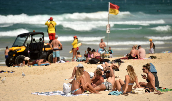 호주 정부가 신종 코로나바이러스 감염증(코로나19) 확산을 이유로 모임을 피할 것을 요청했음에도 시드니의 대표적 해변인 본다이비치에 21일 많은 시민들이 몰려들어 시간을 보내고 있다. 당국은 결국 이날 본다이비치를 잠정적으로 폐쇄하고 시민들의 출입을 막았다. 시드니 AFP 연합뉴스