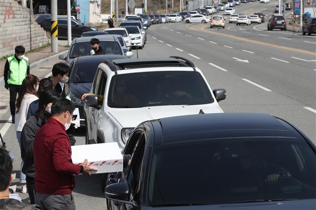 도로 가득 매운 드라이브스루 농수산물 판매장