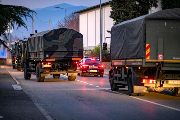 코로나19 사망자 운구에 동원된 이탈리아 군용 차량