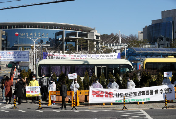 코로나19 집단감염 방지를 위해 정부가 종교 집회 등 밀집 행사 중단을 강력히 권고했음에도 불구하고 22일 예배를 강행한 구로구 연세중앙교회 앞에서 주민들이 피켓을 들고 항의를 하고 있다. 2020.3.22  연합뉴스