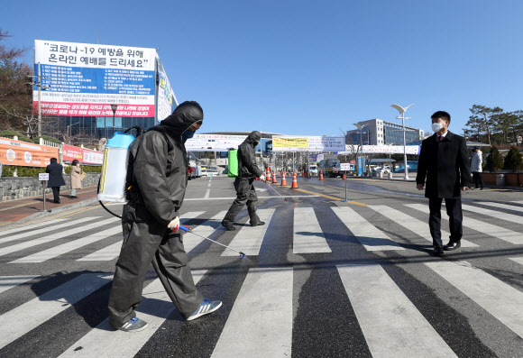 코로나19 집단감염 방지를 위해 정부가 종교 집회 등 밀집 행사 중단을 강력히 권고했음에도 불구하고 22일 예배를 강행한 구로구 연세중앙교회에서 교회 관계자들이 방역작업을 하고 있다. 2020.3.22  연합뉴스