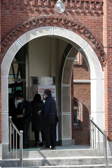 22일 대구시 남구 한 개신교회 입구에서 주일예배에 참석한 신도들이 인사를 주고받고 있다. 정부는 코로나19 지역사회 확산을 예방하고자 집합 예배 자제를 당부했다. 2020.3.22  연합뉴스