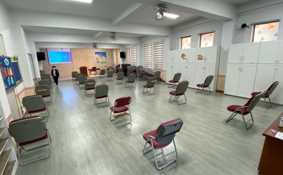 22일 대구시 남구 한 개신교회 소예배실에서 주일예배 참석자들이 거리를 두고 앉도록 의자가 배치돼 있다. 이 교회는 이날 오전 2차례 주일예배를 진행했다. 정부는 코로나19 지역사회 확산을 예방하고자 집합 예배 자제를 당부했다. 2020.3.22  연합뉴스