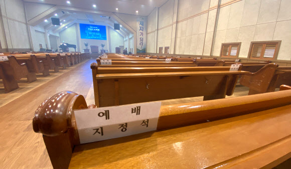 22일 대구시 남구 한 개신교회 예배실에 약 2m 간격을 둔 지정석 표식이 붙어 있다. 이 교회는 이날 오전 2차례 주일예배를 진행했다. 정부는 코로나19 지역사회 확산을 예방하고자 집합 예배 자제를 당부했다. 2020.3.22  연합뉴스