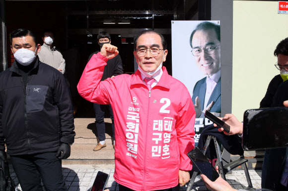 미래통합당 태구민(태영호) 서울 강남갑 국회의원 예비후보가 22일 서울 강남구 도산대로에 위치한 선거사무소에서 앞에서 필승을 다짐하고 있다.  2020.3.22  연합뉴스