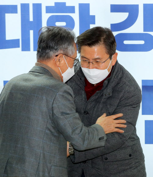 미래통합당 황교안 대표(오른쪽)와 김형오 전 공천관리위위원장이 22일 서울 강남구 도산대로에 위치한 통합당 서울 강남갑 태구민(태영호) 후보 선거사무소에서 열린 지지방문 행사에서 서로 자리를 양보하고 있다.  2020.3.22  연합뉴스