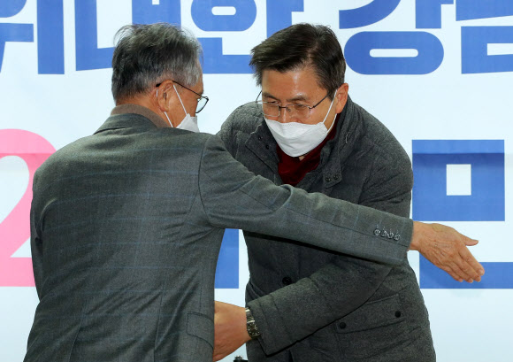 미래통합당 황교안 대표(오른쪽)와 김형오 전 공천관리위위원장이 22일 서울 강남구 도산대로에 위치한 통합당 서울 강남갑 태구민(태영호) 후보 선거사무소에서 열린 지지방문 행사에서 서로 자리를 양보하고 있다.  2020.3.22  연합뉴스