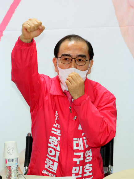 미래통합당 태구민(태영호) 서울 강남갑 국회의원 예비후보가 22일 서울 강남구 도산대로에 위치한 선거사무소에서 열린 황교안 대표 지지방문 행사에서 필승을 다짐하고 있다.  2020.3.22  연합뉴스