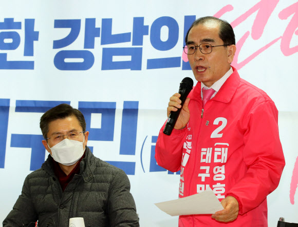 미래통합당 태구민(태영호) 서울 강남갑 국회의원 예비후보가 22일 서울 강남구 도산대로 태 후보 선거사무소에서 열린 황교안 대표 지지방문 행사에서 인사말하고 있다.  2020.3.22  연합뉴스