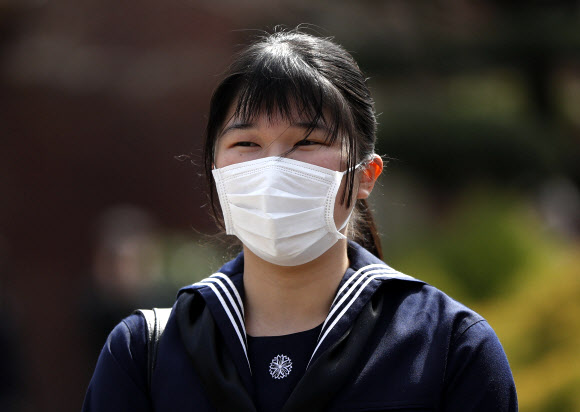 나루히토 일왕의 외동딸 아이코 공주가 22일(현지시간) 도쿄 가쿠슈인 여자고등학교 졸업식에 마스크를 쓴 채 참석하고 있다. AP 연합뉴스