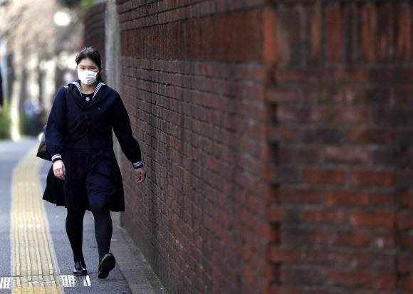 나루히토 일왕의 외동딸 아이코 공주가 22일(현지시간) 도쿄 가쿠슈인 여자고등학교 졸업식에 마스크를 쓴 채 참석하고 있다. AP 연합뉴스