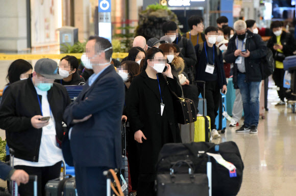 유럽에서 국내로 들어오는 입국자에 대한 검역 절차가 강화된 22일 오후 인천국제공항 1터미널에서 독일 프랑크푸르트발 여객기를 타고 입국한 승객들이 진단 검사를 받는 곳으로 이동하는 차량으로 향하고 있다. 2020.3.22  연합뉴스