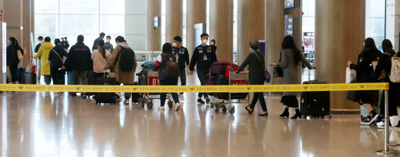 유럽에서 국내로 들어오는 입국자에 대한 검역 절차가 강화된 22일 오후 인천국제공항 1터미널에서 독일 프랑크푸르트발 여객기를 타고 입국한 승객들이 진단 검사를 받는 곳으로 이동하는 차량으로 향하고 있다. 2020.3.22  연합뉴스