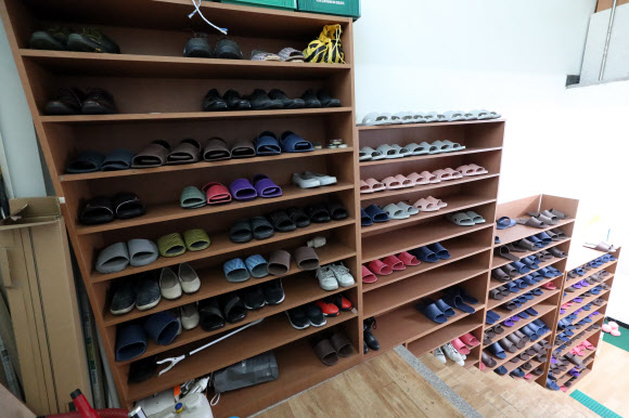 신천지 위장교회로 확인된 대구시 달서구 한 상가 건물의 5층 사무실 신발장에 22일 실내화가 들어차 있다. 대구시는 코로나19 집단 감염이 발생한 신천지 대구교회가 종전에 알리지 않은 위장교회 2곳을 확인해 폐쇄하고 교인들 확진 여부를 조사하고 있다. 2020.3.22  연합뉴스