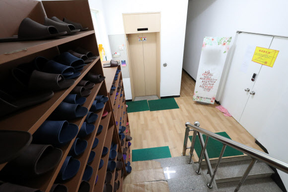 신천지 위장교회로 확인된 대구시 달서구 한 상가 건물의 5층 사무실 신발장에 22일 실내화가 들어차 있다. 대구시는 코로나19 집단 감염이 발생한 신천지 대구교회가 종전에 알리지 않은 위장교회 2곳을 확인해 폐쇄하고 교인들 확진 여부를 조사하고 있다. 2020.3.22  연합뉴스