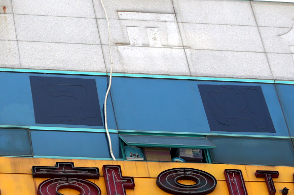 신천지 위장교회로 확인된 대구시 달서구 한 상가 건물의 5층 사무실 유리창에 22일 ‘교회’ 글자를 덮는 선팅 필름이 붙어 있다. 대구시는 코로나19 집단 감염이 발생한 신천지 대구교회가 종전에 알리지 않은 위장교회 2곳을 확인해 폐쇄하고 교인들 확진 여부를 조사하고 있다. 2020.3.22  연합뉴스