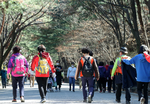 휴일인 22일 시민들이 서울 관악산을 오르고 있다. 2020.3.22 연합뉴스